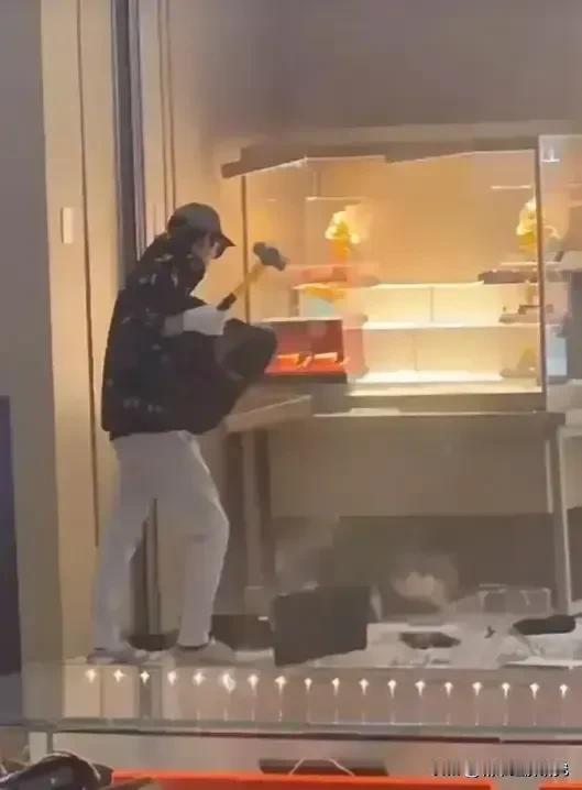 这位00后真是胆肥呀！在这个遍布监控的高科技时代竟然还敢光天化日之下去抢杭州万象