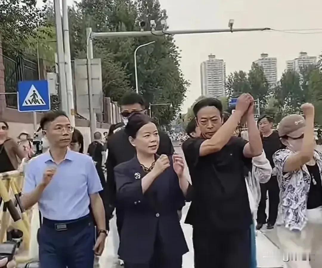 正常来讲，许敏夫妻俩的房子本来就是留给亲生儿子的，所以他们现在发现姚策不是亲生的
