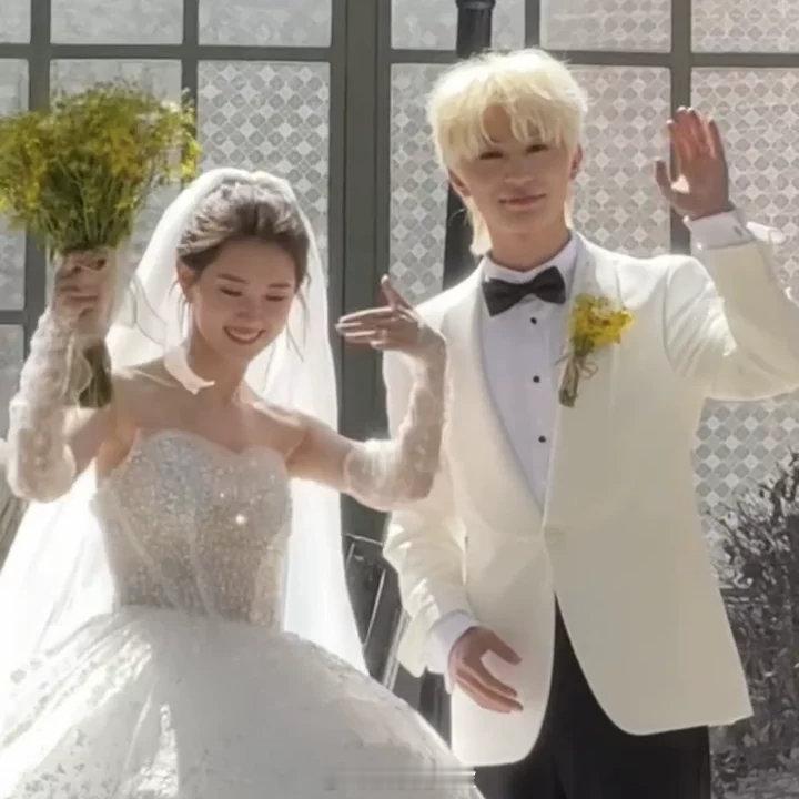 郭宇欣张翅婚礼路透郭宇欣张翅新剧婚礼路透这两人好可爱哈哈！郭宇欣张翅婚礼路透🈶