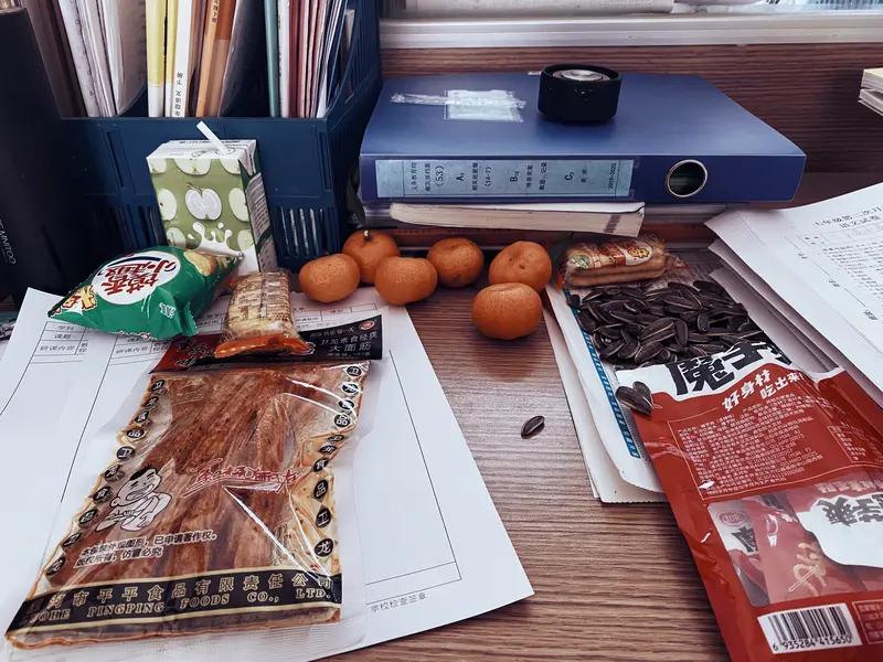 今天我起了个大早，跟着爸妈去卖水果。到了街区，我们迅速摆好摊位，等着顾客上门。街