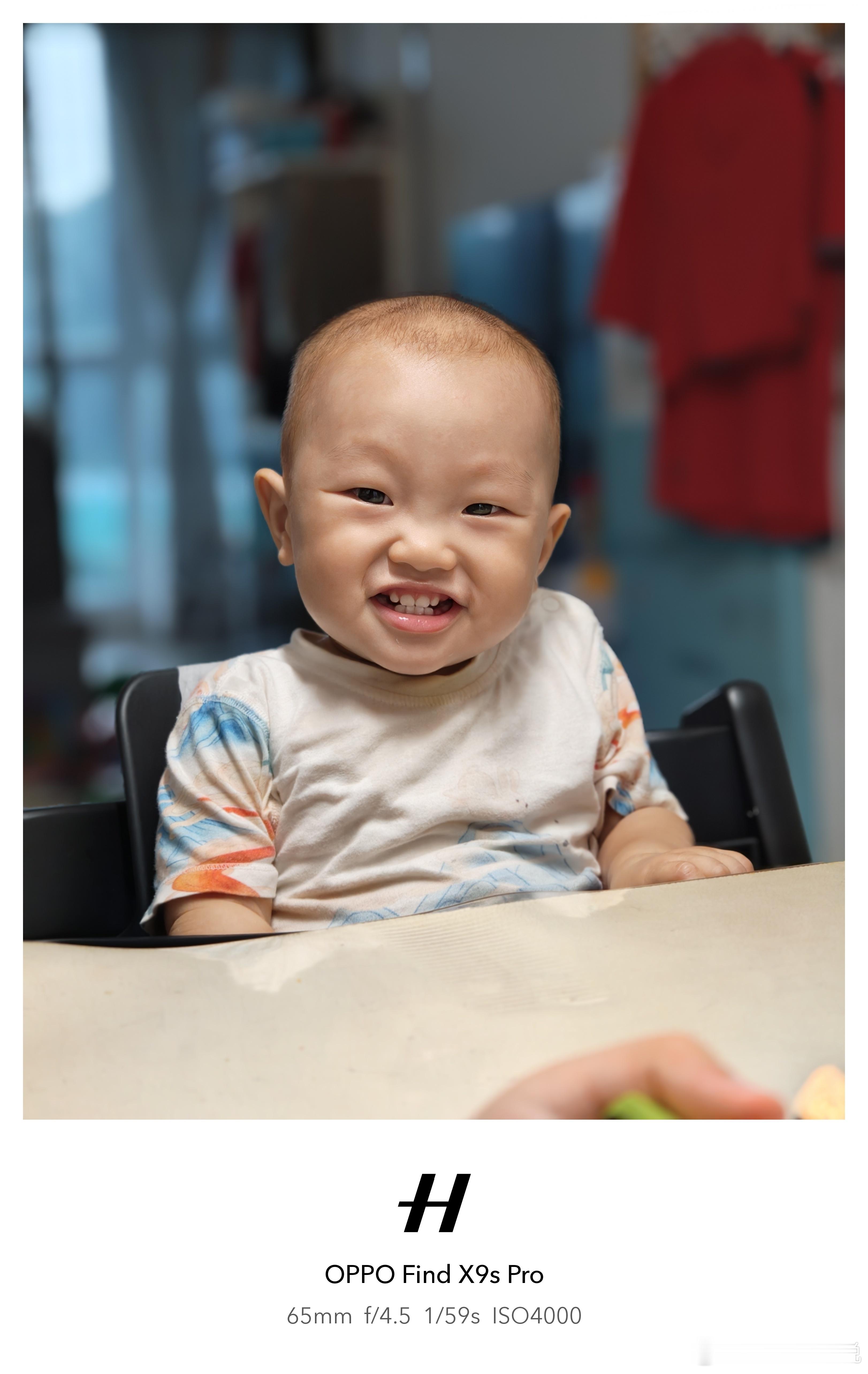 弟弟笑起来好好玩昨天回去进门哥哥要我抱弟弟也伸手要抱高高