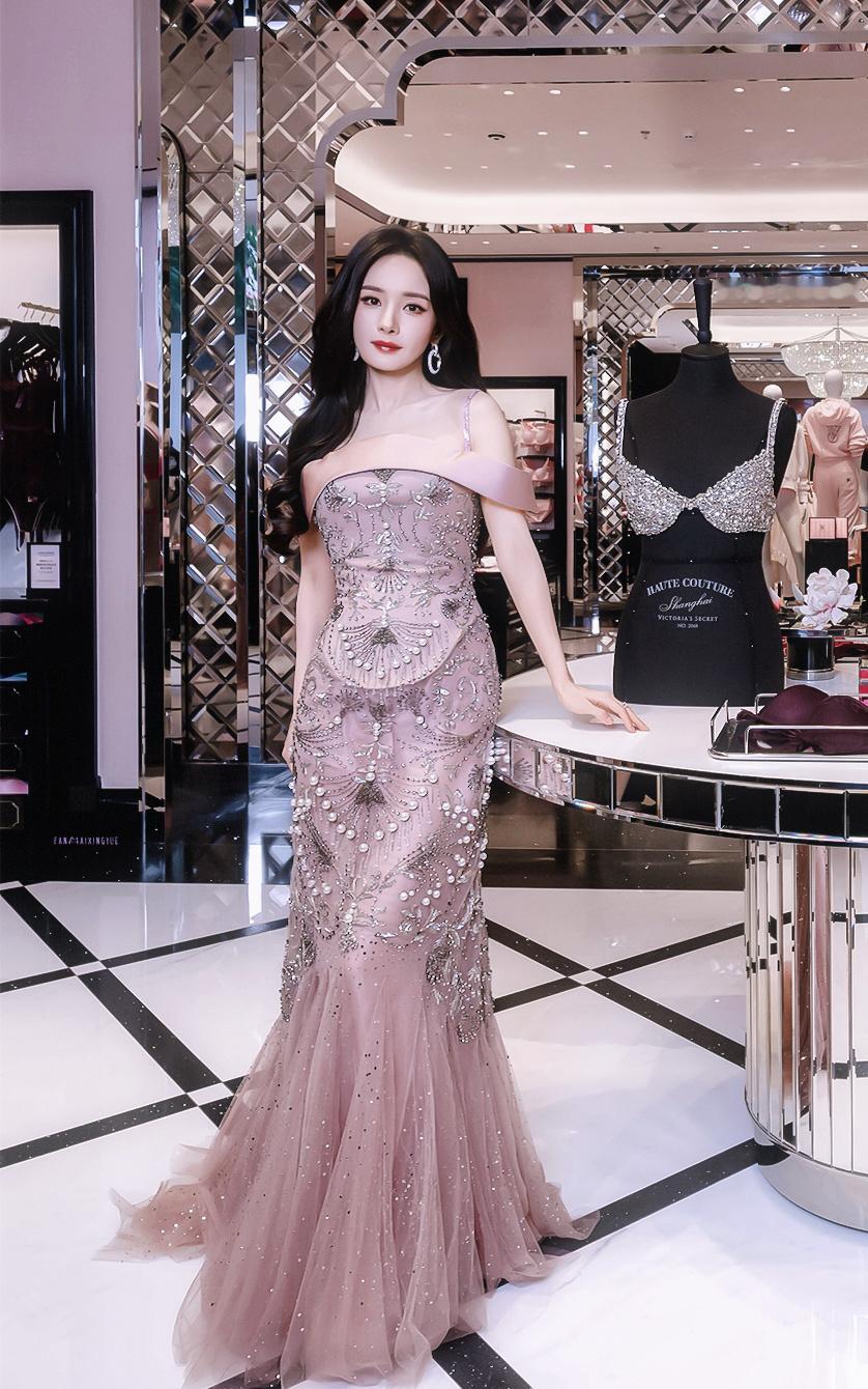 ▪️ 杨幂 ｜ 维多利亚的秘密🛍️妳心口的蕾丝結 🎀•杨幂 •曝杨幂将演吃瓜