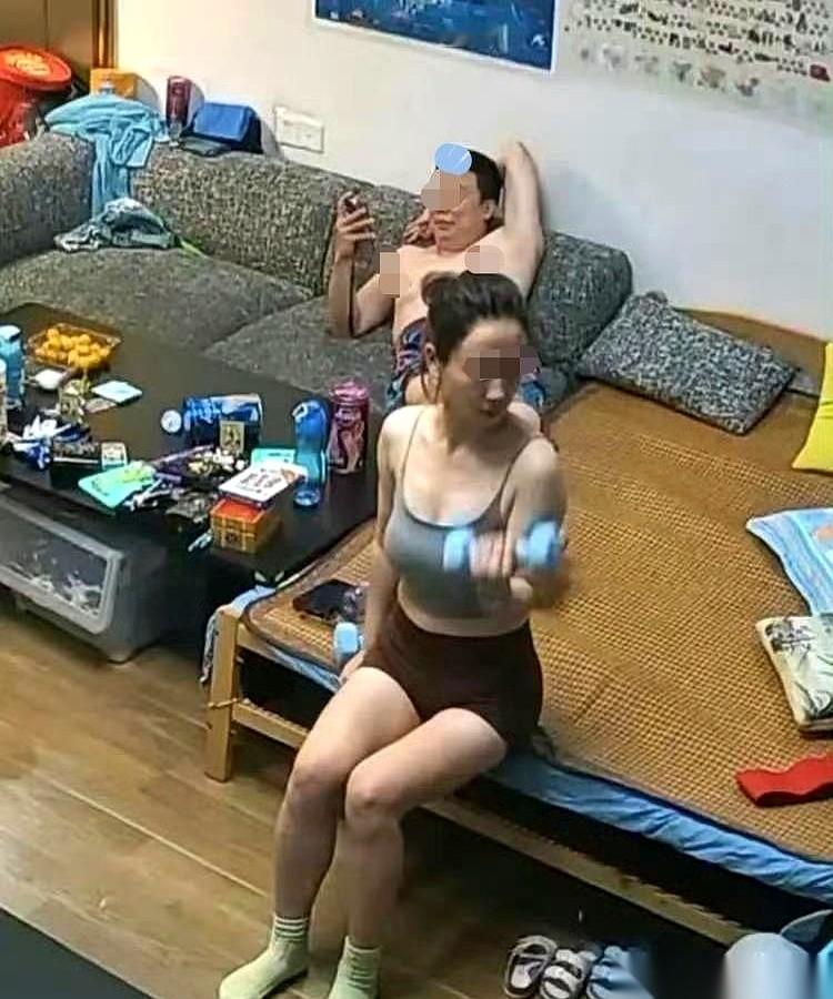 我在这边汗流浃背，瑜伽垫都湿了一块，他倒在沙发上，电视剧里的背景音乐盖过了我的喘