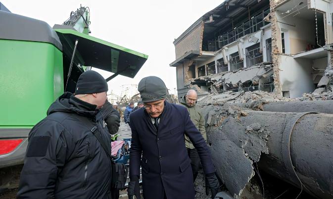 北约秘书长吕特又跑到乌克兰访问去了，结果刚到基辅，就被泽连斯基拉着去看被炸毁的电