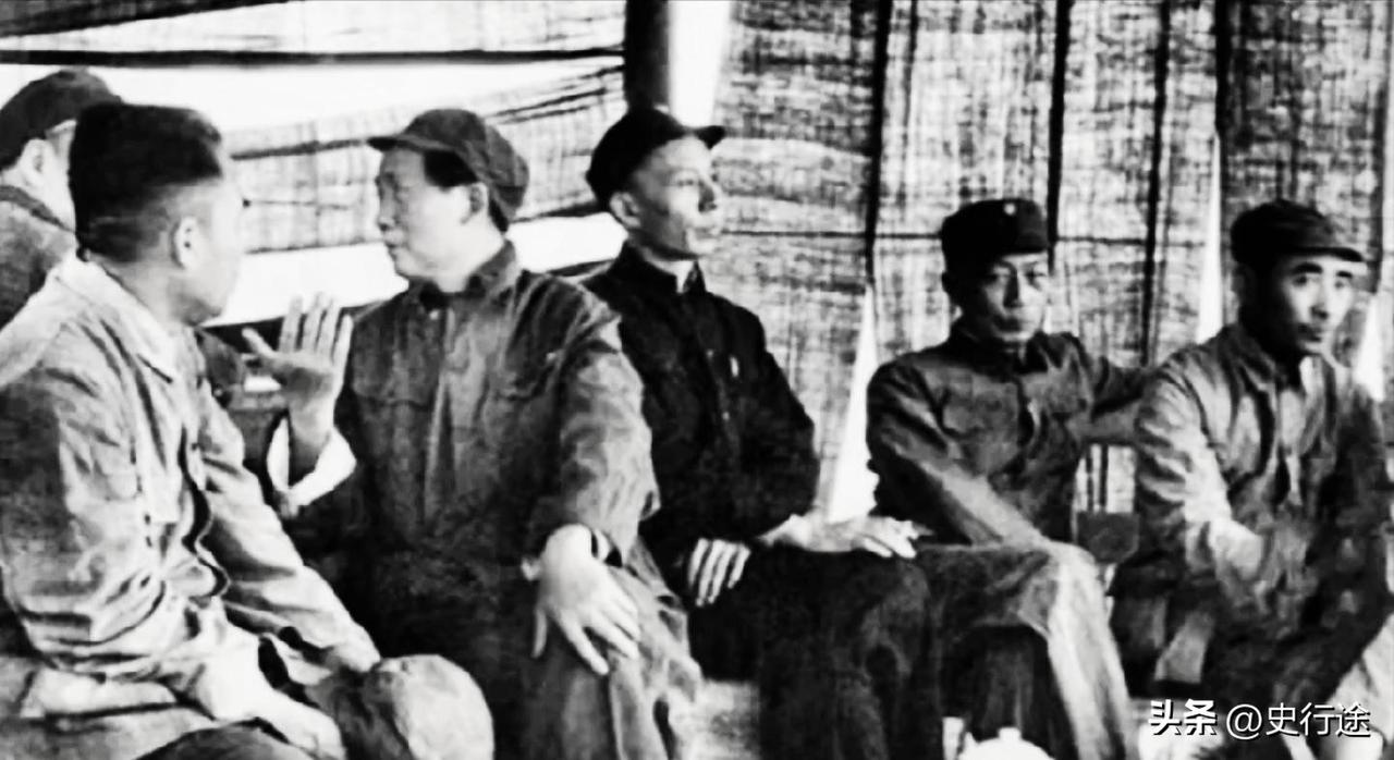 照片中的六个人，有五个人能看出来是谁，唯一一个与毛主席谈话的那个人，因为被朱总司