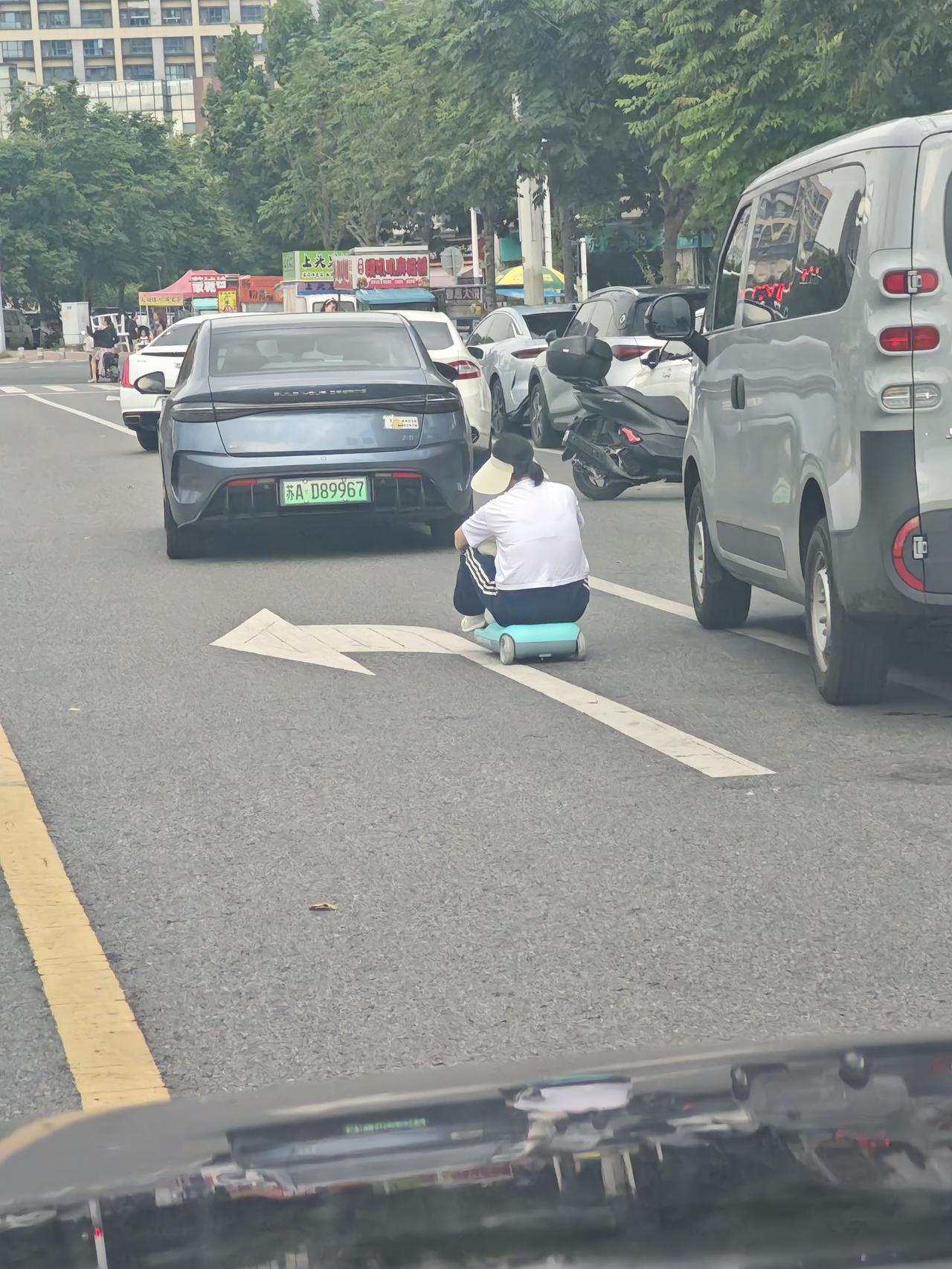 这么小的儿童车跑在马路上，不危险吗[捂脸]
