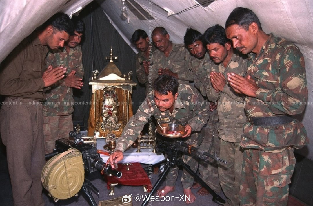 #照片中的历史[超话]# 1999年，印度陆军士兵在卡吉尔阵地举行宗教仪式，为榴