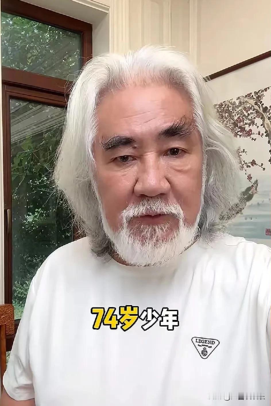张纪中分享自己的养生秘诀，74岁脸上都没什么皱纹。
快来看看他每天都干着什么吧！