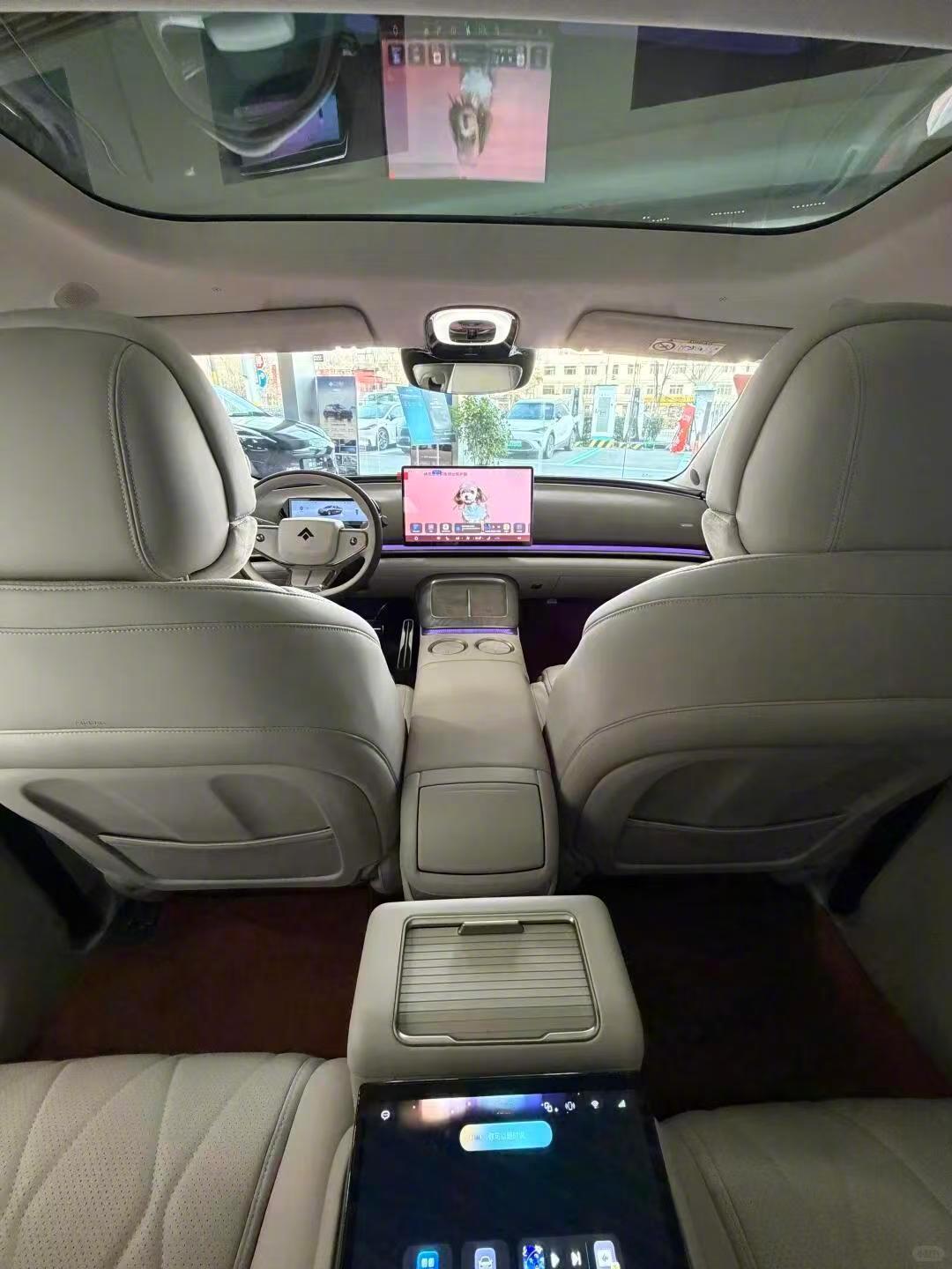 支持800V高压快充，充电10分钟能跑好几百公里，跑长途补能速度跟加油差不多。 