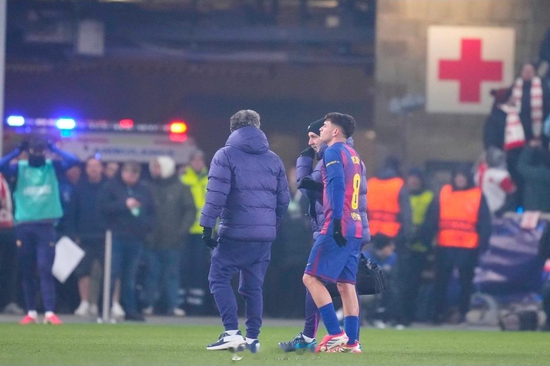 巴萨客场4-2胜布拉格斯拉维亚却折损核心，佩德里伤退酿隐忧欧冠联赛第7轮，巴塞罗