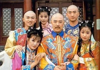 《还珠格格》是琼瑶电视剧中最为经典的一部。从剧情来看，它围绕着真假格格的故事展开