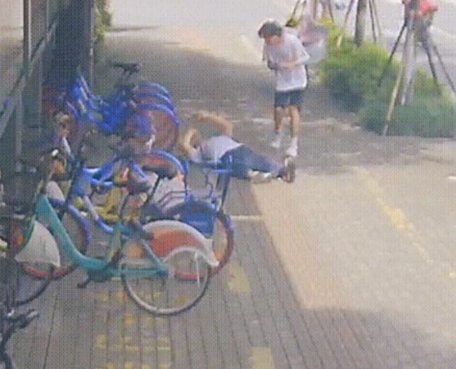 暖心！浙江嘉兴，一男子骑车在路上行驶时，发现有位老人躺在地上，本以为对方在午睡，