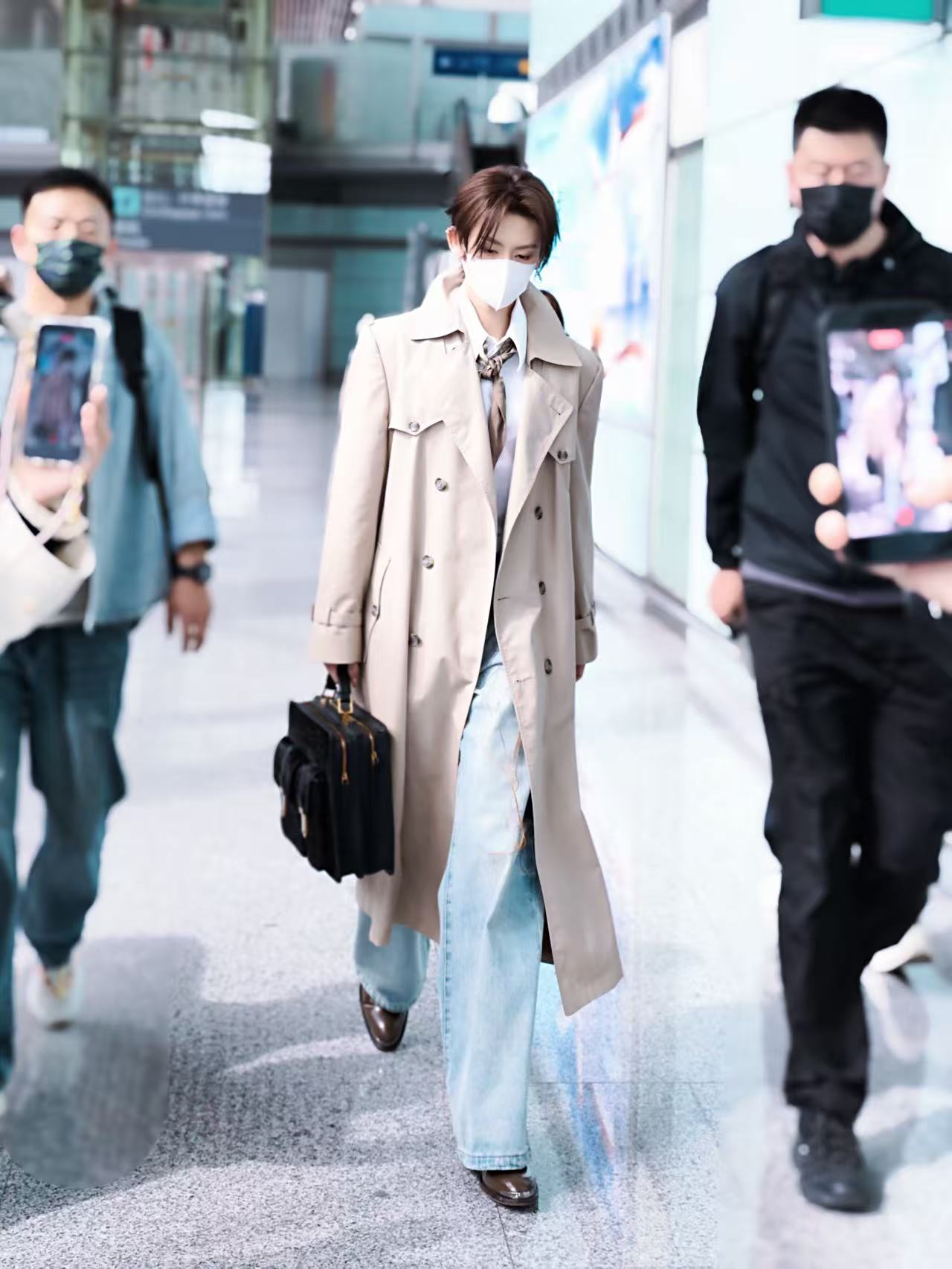 变成王琳凯的走路粉了王琳凯机场风衣造型救命！刷到王琳凯机场路透直接被帅到失语！卡