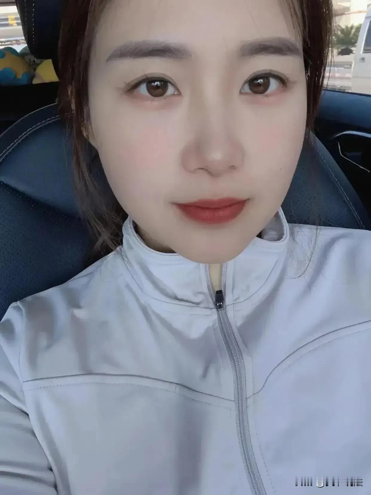 我母亲是一位获得硕士学位的药企研发人员，年薪30万。而我的父亲正在退休前担任巡视