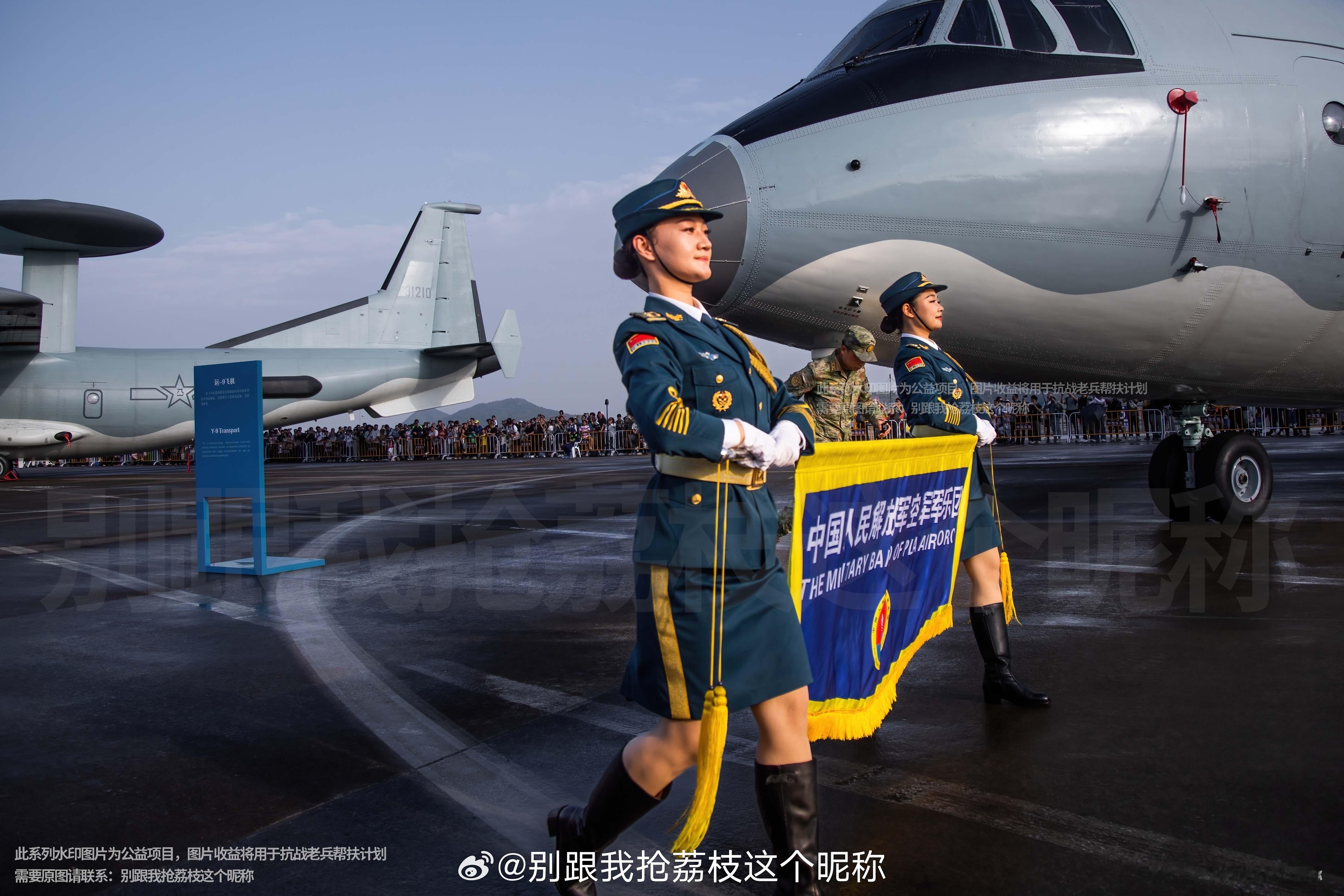 空军军乐团总指挥的小表情谁懂，太爱了！水印图均已大幅压缩画质，高清大图移步V＋会