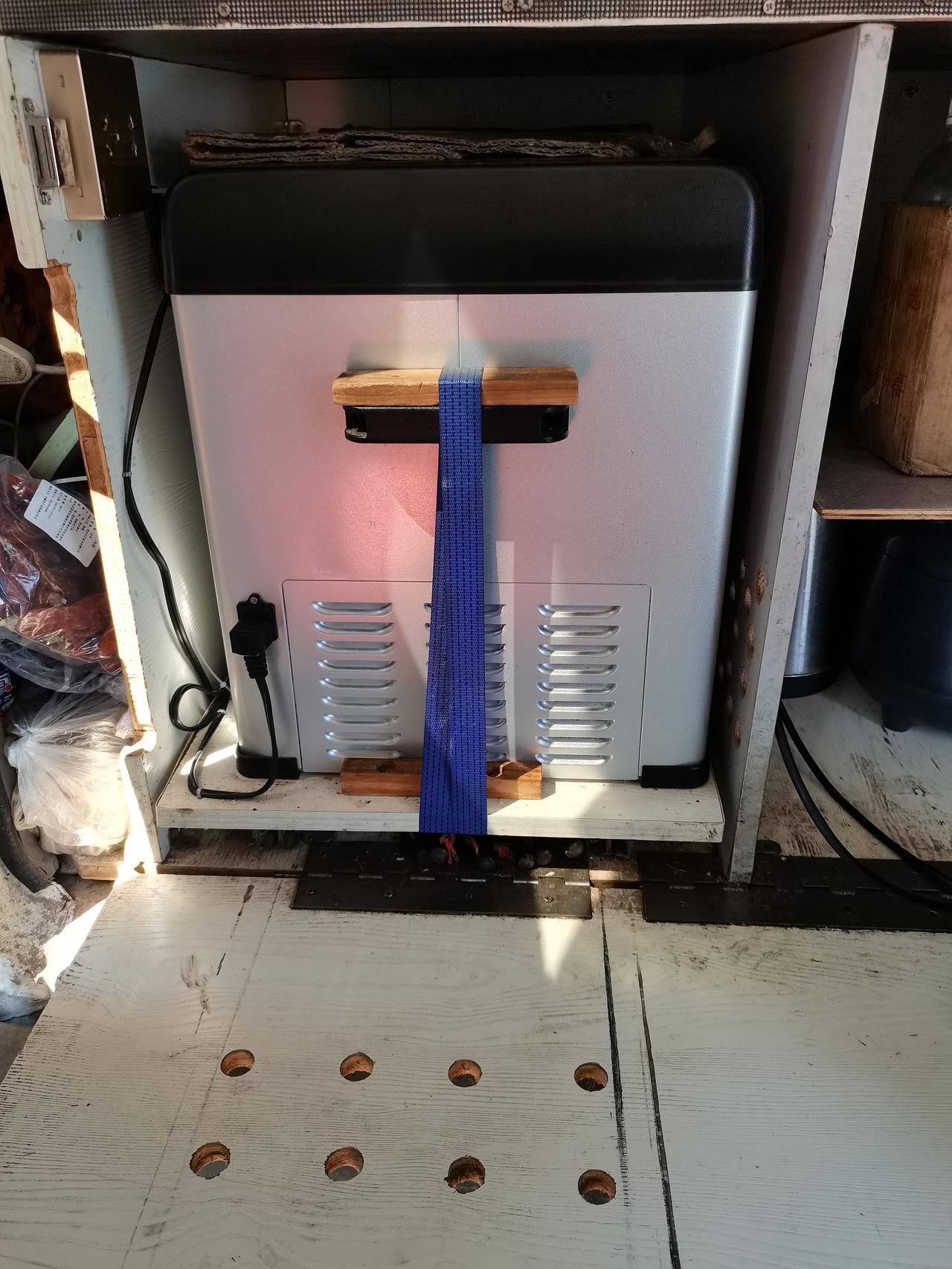 过年回老家路程远，提前把后备箱收拾利索了。车载冰箱直接塞满各种肉，-3度冻得杠杠