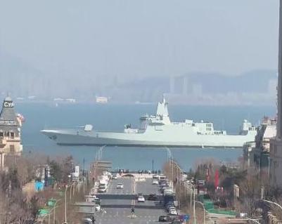 国产万吨大驱驶过大连城区航道，舰身侧边持续往外淌水，不少专门赶来拍舰的市民心里犯