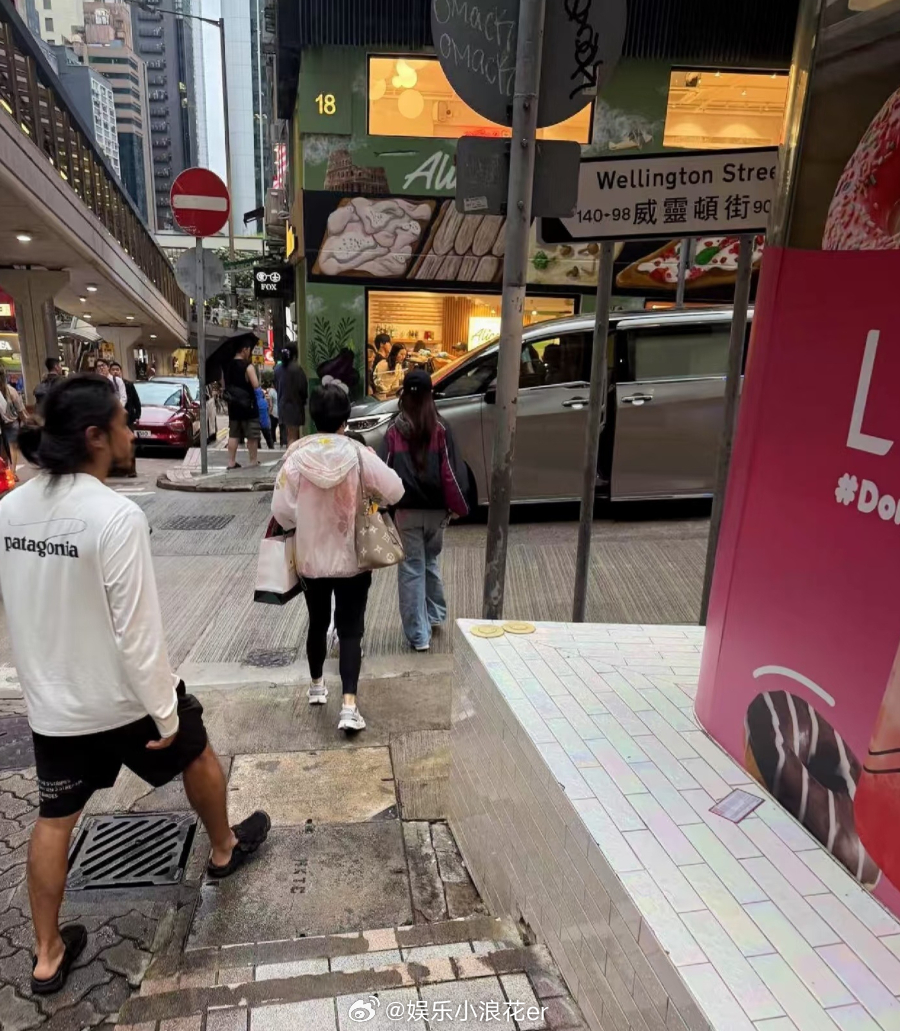 小海绵给Angelababy背包 又有网友在香港偶遇Angelababy母子了，