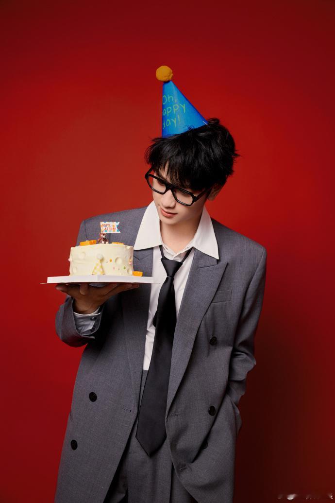 敖子逸22岁生日照  敖子逸22.0版本正在更新中  敖子逸22岁生日照在圣诞的