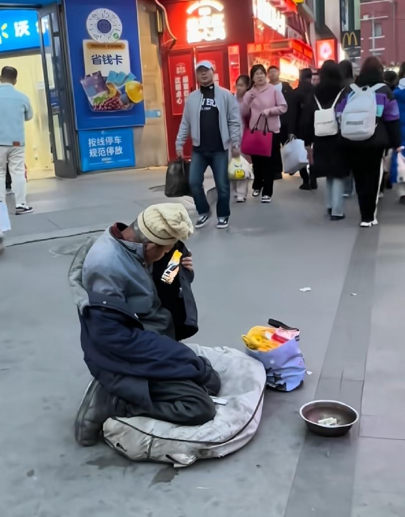 这人咋跪着乞讨还不忘刷短视频呢？
 
有网友在沈阳街头拍到一位跪在路边的乞讨大爷
