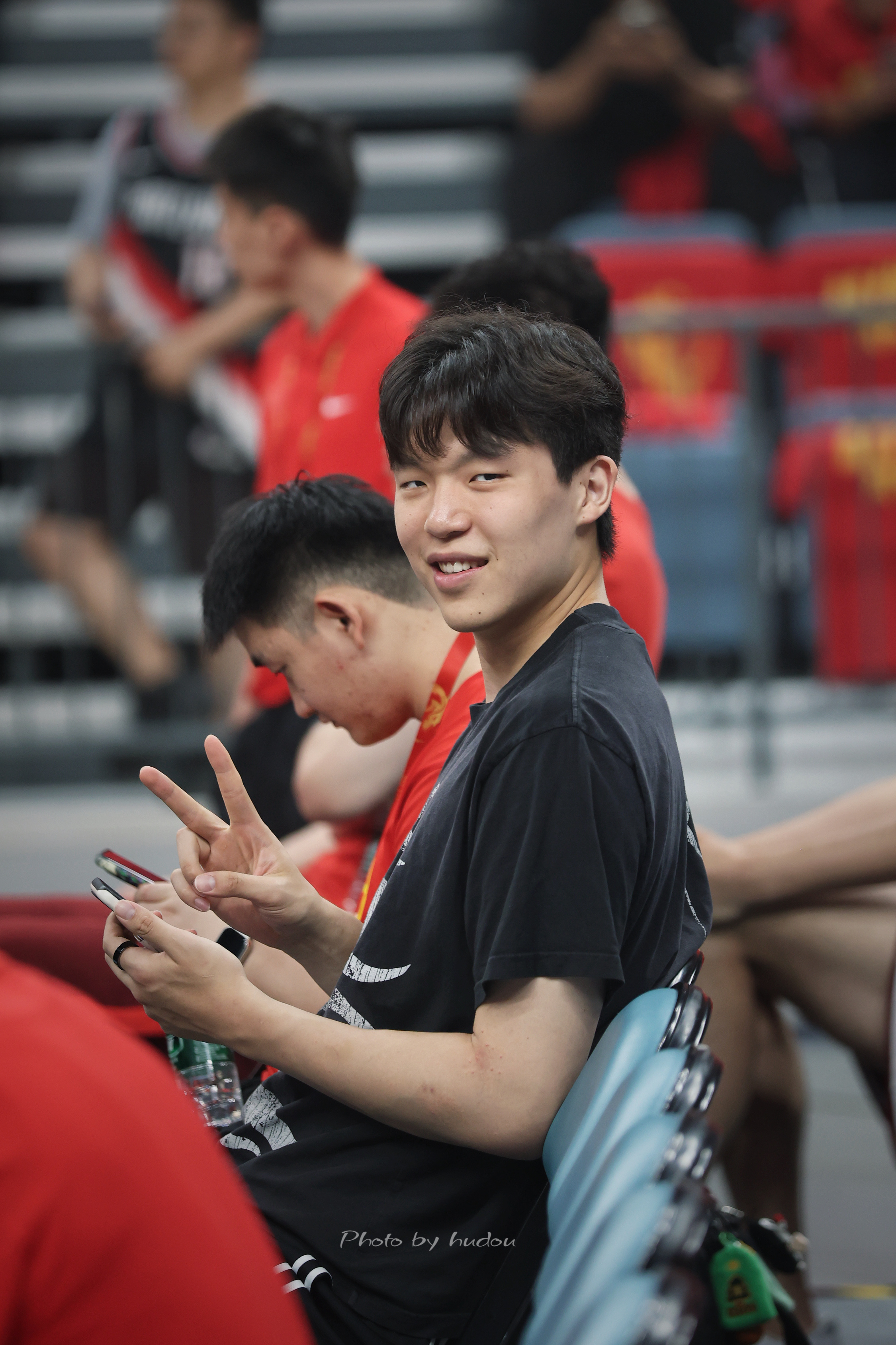 今天休战的杨瀚森穿着便装观赛。评论区抽一个人送两张23号的球票，请你们现场观战～