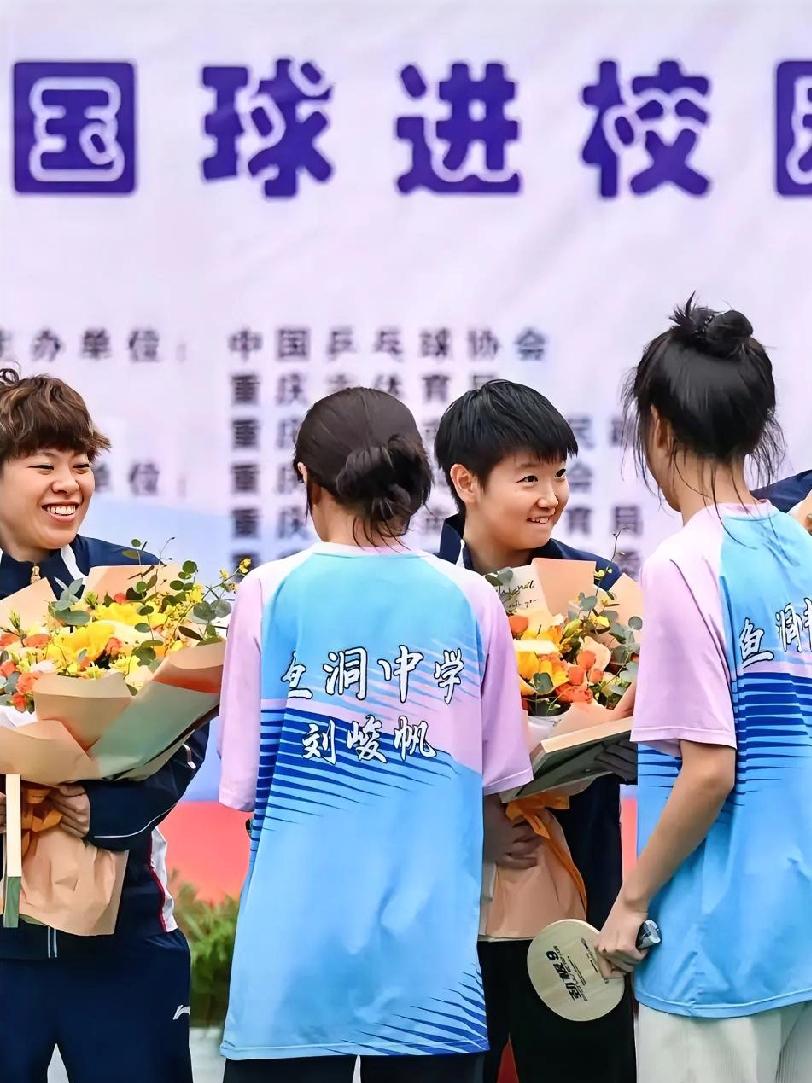 感觉重庆的摄影师对大迪不太友好
不准的瞬间都很是清奇
这角度真是一言难尽
不过大