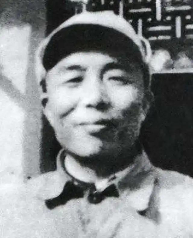 1948年，宋时轮吉普车误闯敌营，被百余支枪口包围。国军营长走近后，竟压低声音说