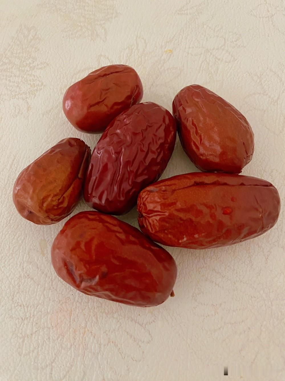 你每天会吃大枣吗？

我每天都会吃上几颗大枣，就当小零食吃了。

每天吃几颗大枣