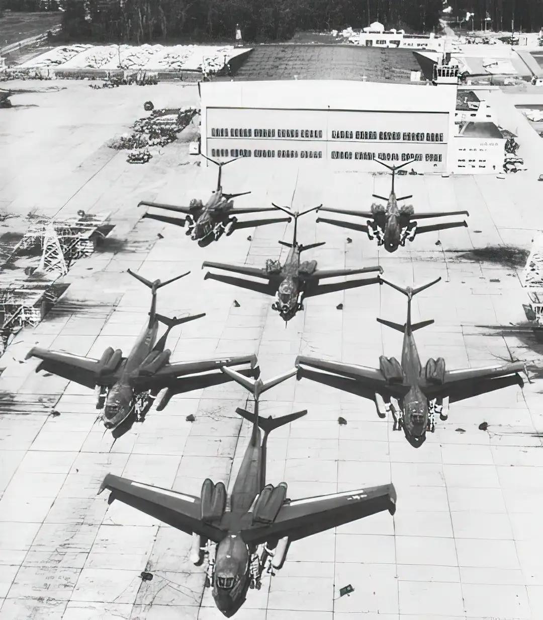 1959年，六架美国马丁公司的P6M-2“海王”的水上轰炸机的预生产型进行公开展