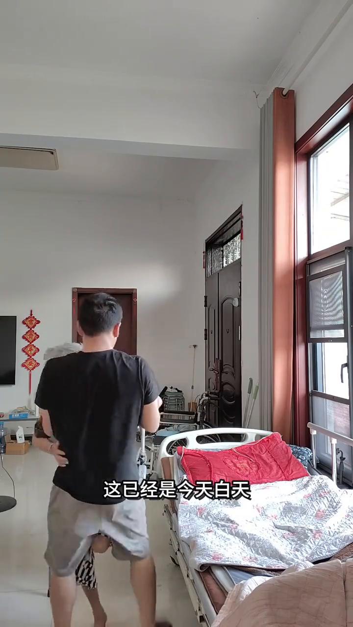 要是你觉得日子不容易，就来看看我的日常。四十岁没成家、没工作，一个人守着双双瘫痪