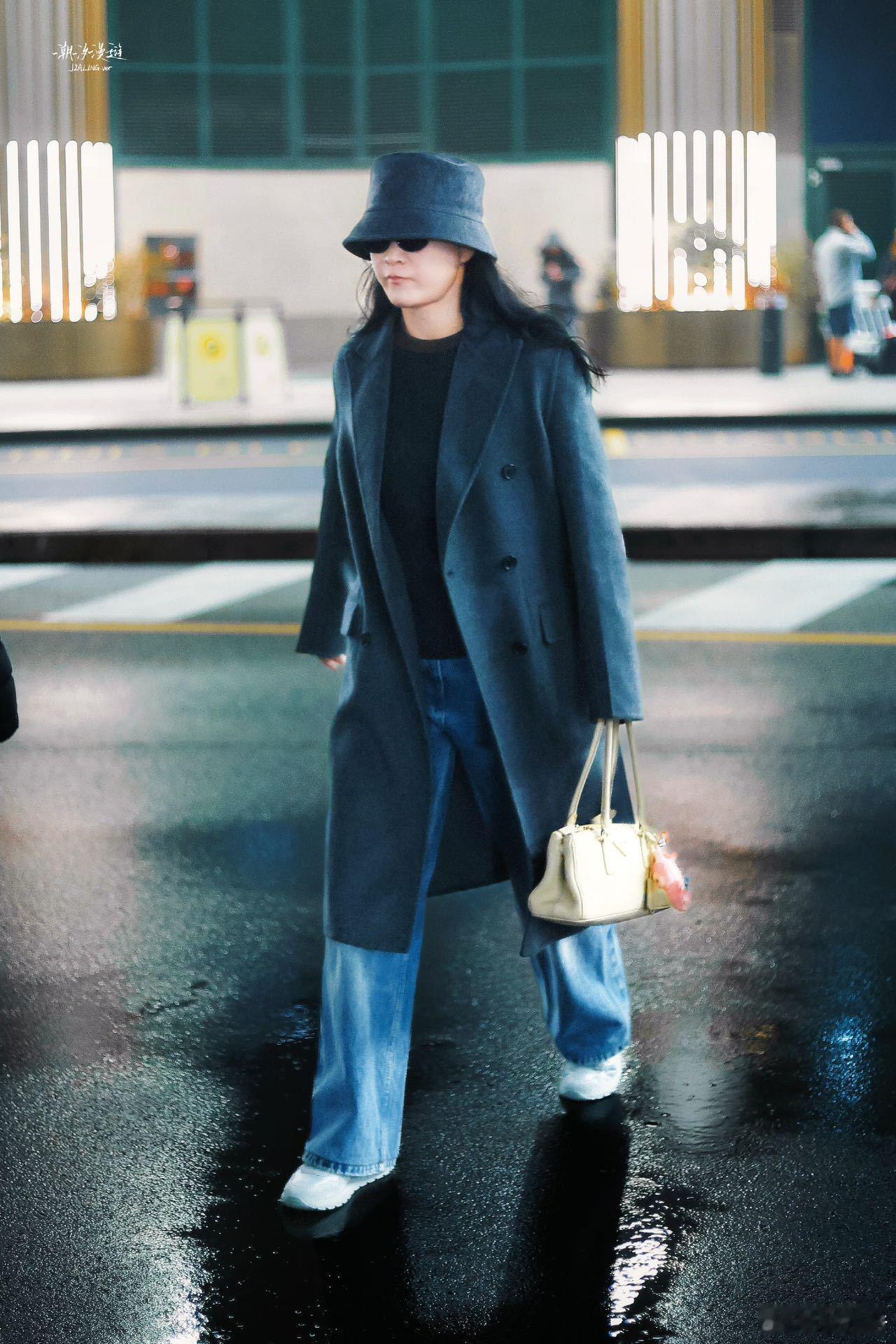 贾玲出发米兰看秀 在米兰的机场，她以极具个性的look诠释了都市女性的魅力，简约