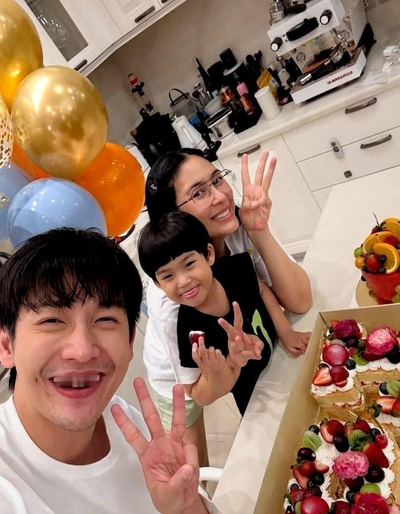 他们幸福得连镜头都装不下，这不是演出来的。
昨天，推哥和Jui把曼谷一座寺庙变成