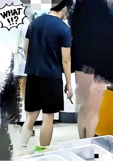 看完南京研究生偷拍被开除的通报，心里满是唏嘘又感慨万千。​​寒窗苦读二十多年，熬