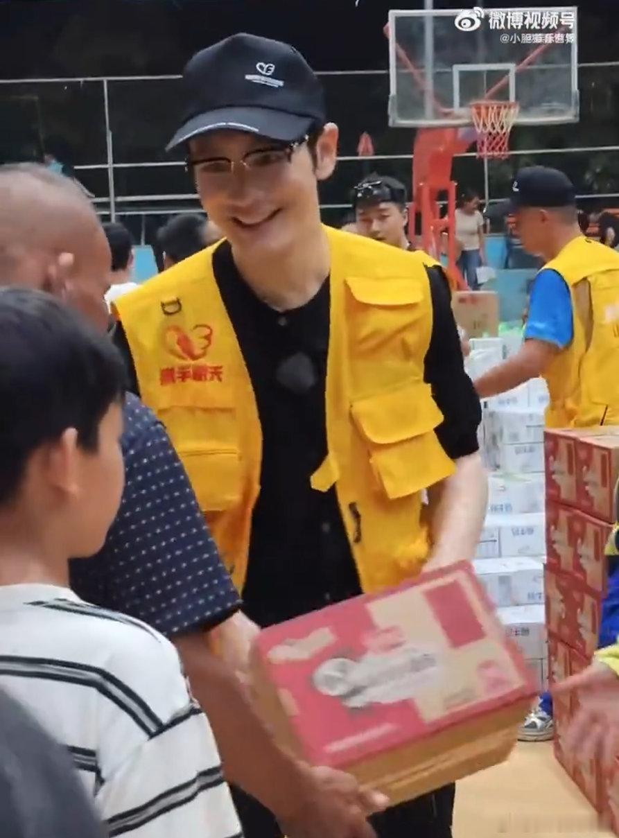 黄晓明菜市场买菜看望受灾民众黄晓明低调现身广西赈灾的明天爱心基金早已启动驰援，8