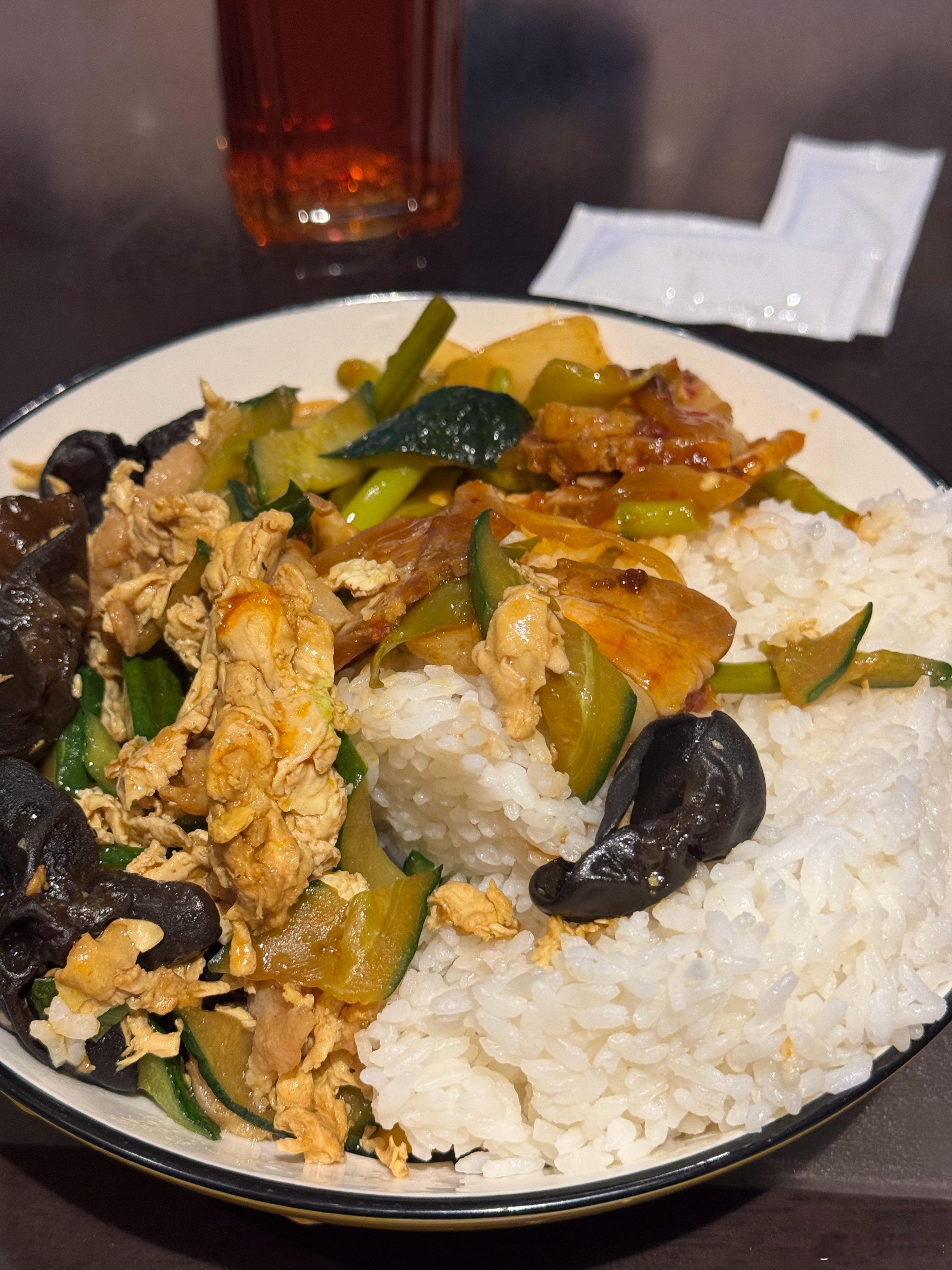 现在这个时间点吃晚饭，今天第二顿饭。原本应该7点吃的，但那会儿拍摄任务太重，实在