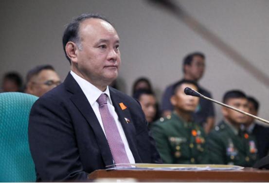 菲律宾防长刚被中国制裁就玩这出？一口气撤光驻华武官还要塞进5艘日本破船，马尼拉是