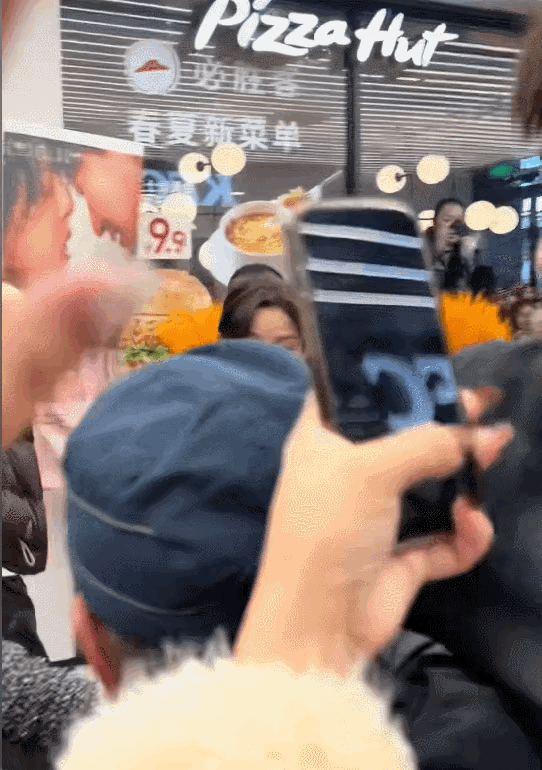 果然再牛的国际巨星，遇到自己的舅姥爷，也都要主动上前去打招呼，这舅姥爷到底是啥亲