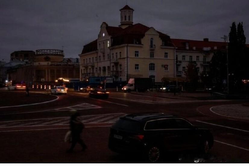 消息人士称，乌克兰在被围困的波克罗夫斯克部署特种部队。
乌克兰谴责对核电站至关重