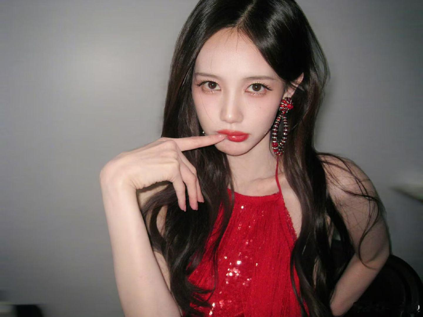 李一桐困到差点摔倒李一桐左脚绊右脚看到李一桐困到差点摔倒，瞬间共情，这就是每天睡