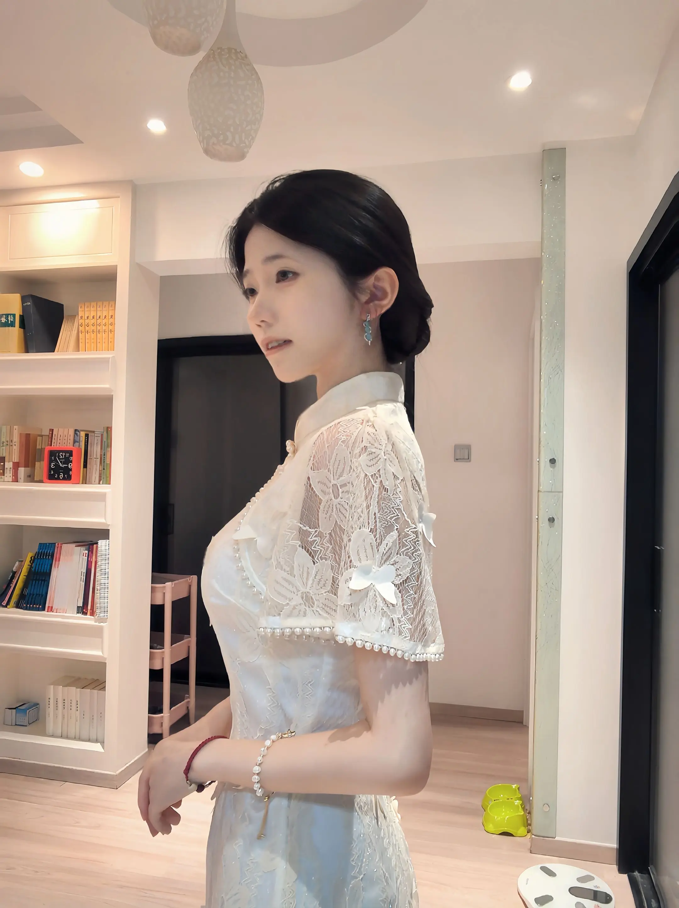 何须浅碧深红色  自是花中第一流