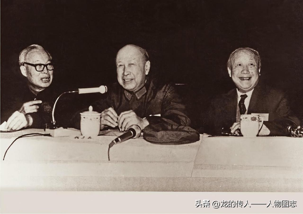 1985年4月17日，钱学森（中）与钱三强（左）、钱伟长（右）在参加全国交叉学科