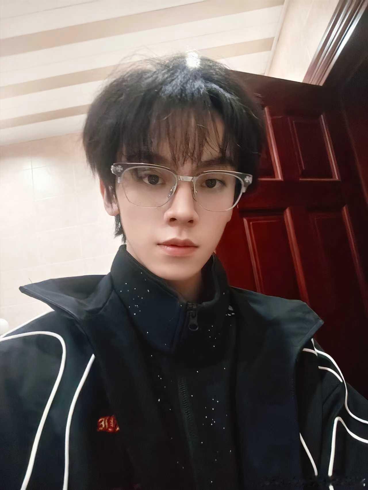 左航新眼镜上脸图左航换新眼镜了  左航新眼镜上脸图是什么事都会和粉丝报备的航酱啊