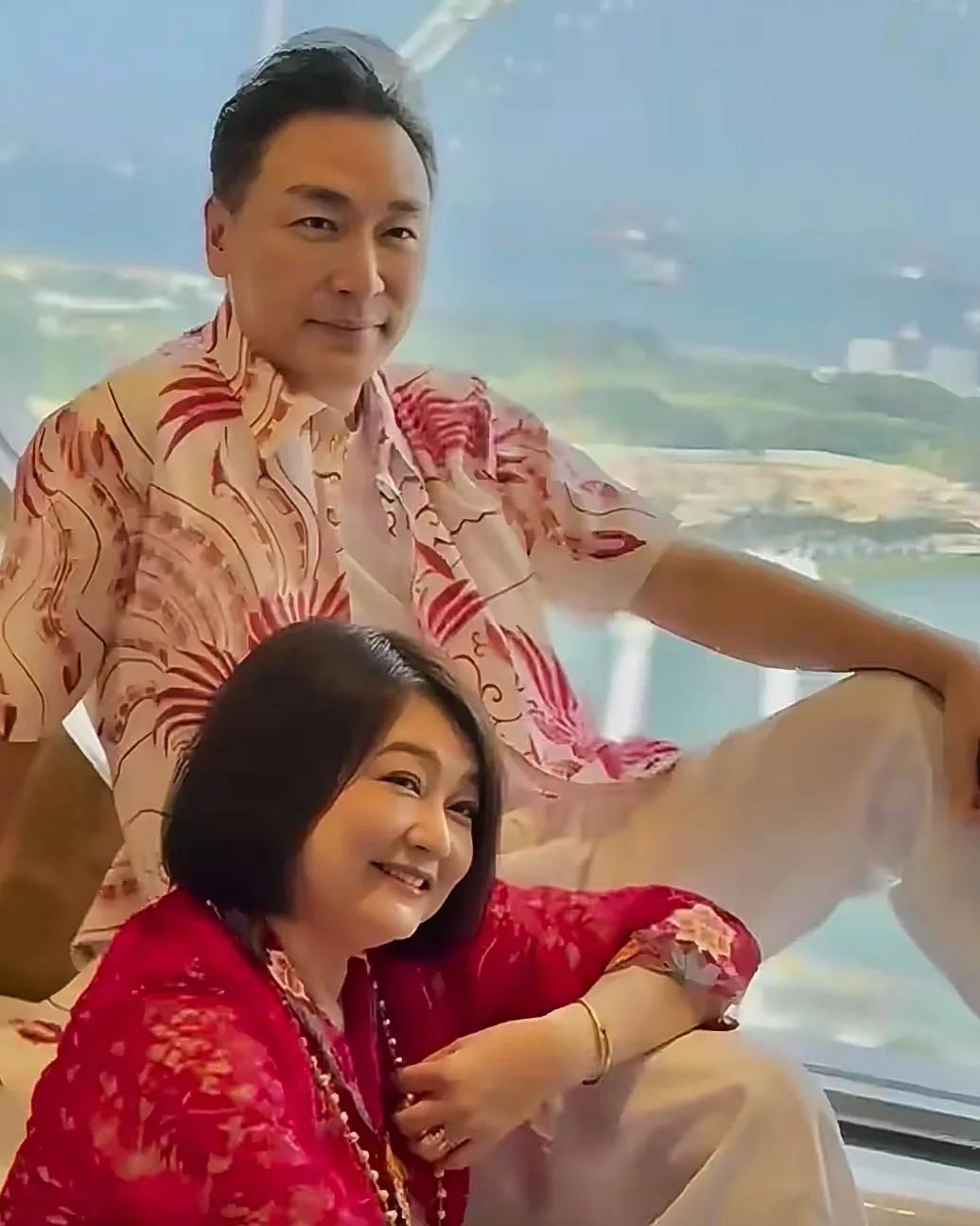 原来他们是夫妻！女的当年可是大美人，如今胖了好多，差点没认出来
两人都是八九十年