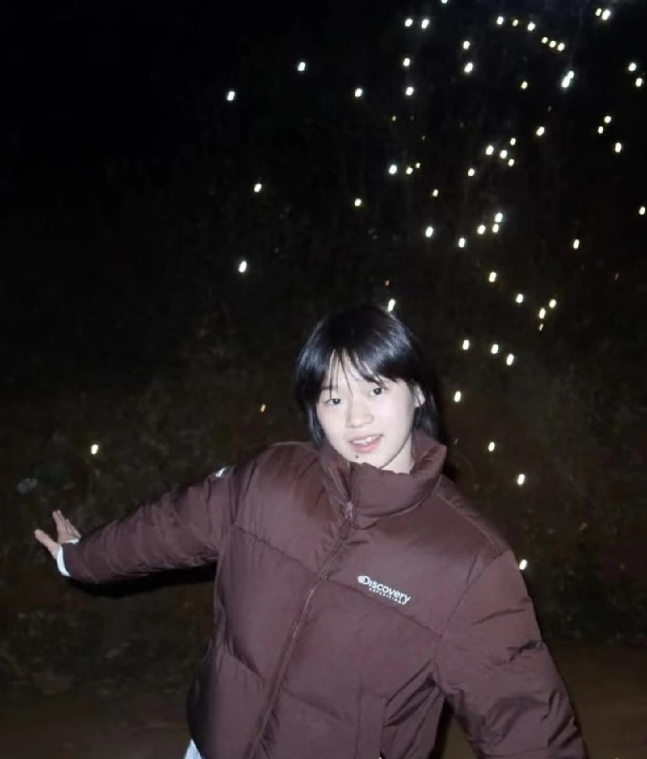 谁懂啊！婵宝玩烟花也太戳心了
 
褪去战袍，全红婵也是个爱追光的18岁少女！
 