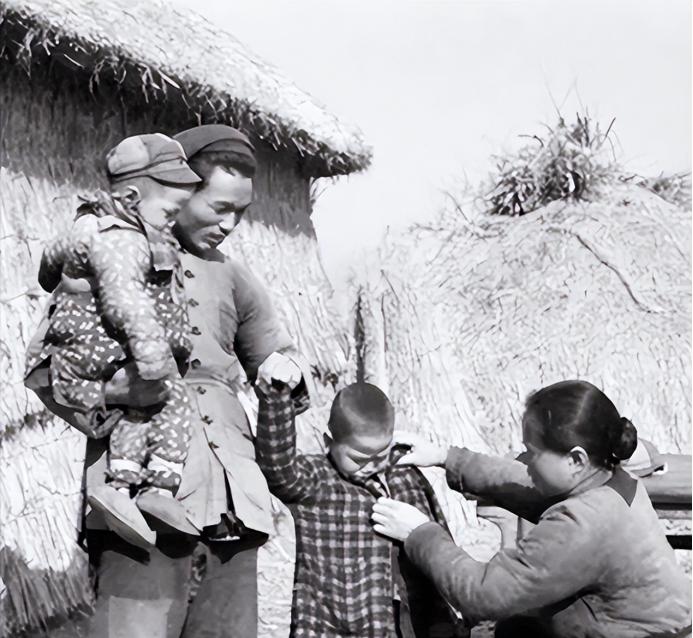 1990年的宁波街头，62岁的吴淳宝攥着褪色的地址，手心全是汗。

四十年没回来
