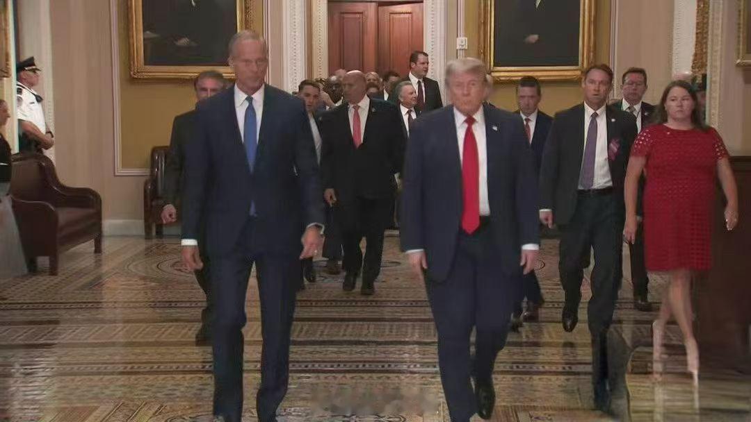 🔥🇺🇸Trump亲自到国会，施压共和党议员尽快通过《拯救美国法》、进行“选