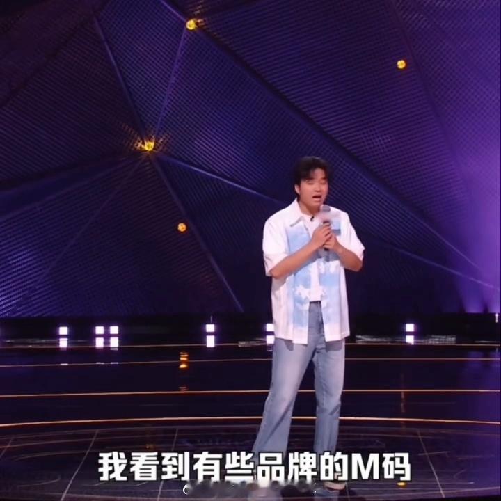 那个客服的回答真的绝了，“咱只跟自己比”，这逻辑简直无敌。闫妮周深听完估计都在想