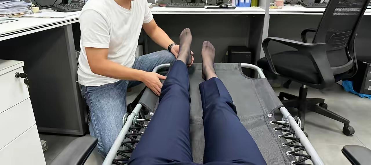 这种关系，在同事里想处，到底是有多铁呀？

在公司里，遇到了脚痛，还有同事帮你揉