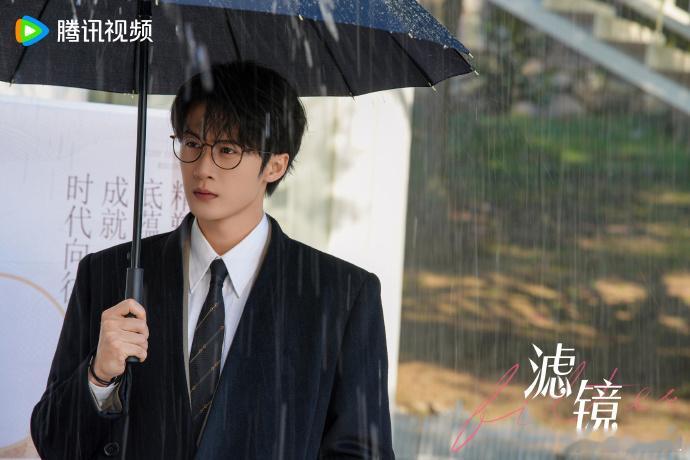 檀健次雨中撑伞剧照  檀健次李兰迪滤镜对视海报 家人们谁懂啊！一看到檀健次雨中撑