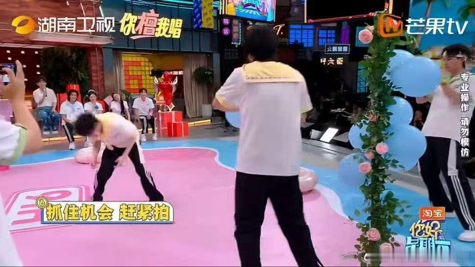 丁程鑫不语只一味躲避  你好星期六不说话只躲闪的丁程鑫氛围感拉满，对手持续抓拍，
